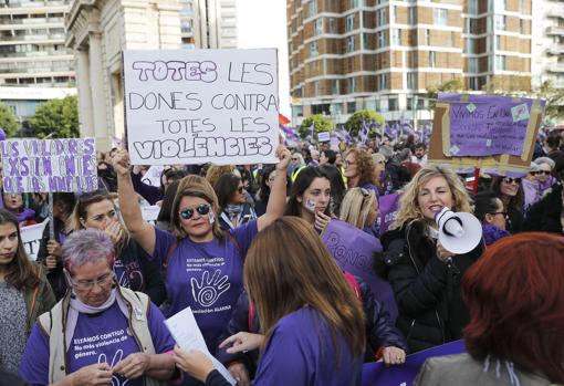 La marcha del 25N alza la voz en Valencia contra la «justicia patriarcal»
