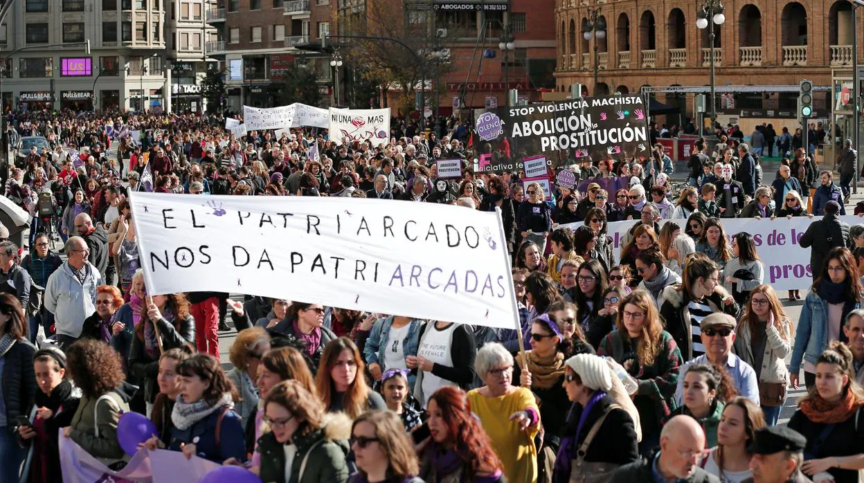 Miles de personas se manifiestan en Valencia con motivo del Día Internacional contra la Violencia hacia las Mujeres bajo el lema «Contra todas las violencias machistas: Autodefensa feminista»