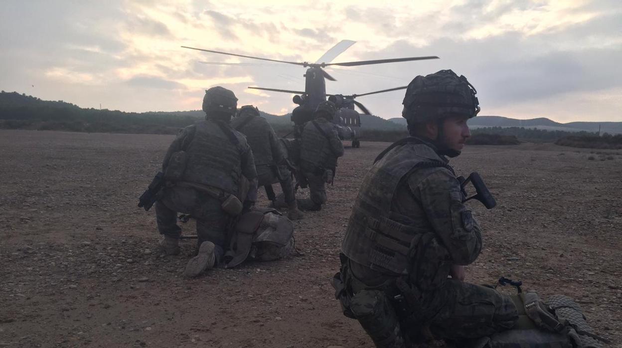 Efectivos de La Legión esperan a ser transportados por un helicóptero Chinook en el ejercicio "Quick Lion 18