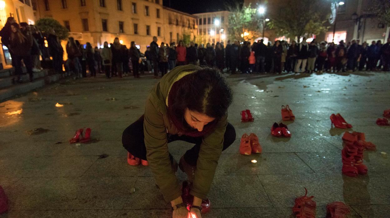 Una mujer coloca una vela en señal de duelo por la mujer asesinada en Binéfar (Huesca)