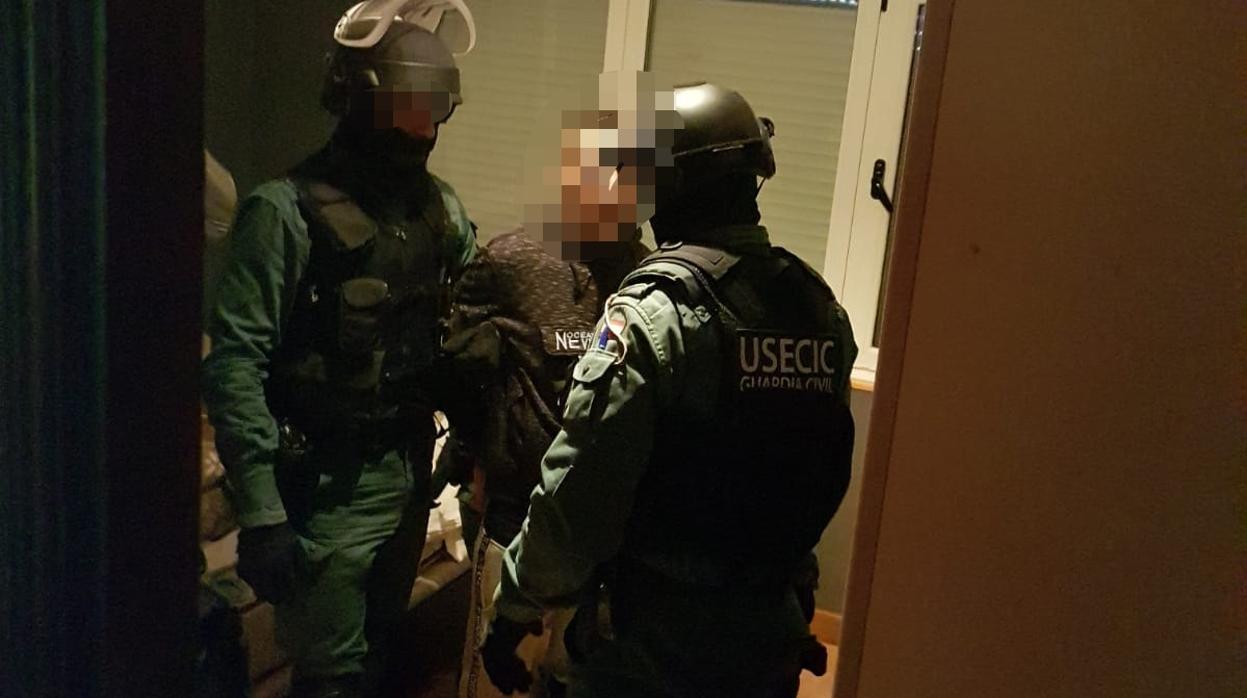 Imagen de la detención de Iván Añón Botana facilitada por la Guardia Civil