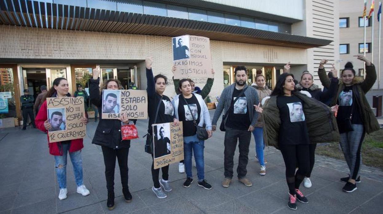 Familiares del joven asesinado a hachazos, antes de empezar el juicio en la Audiencia de Castellón, este martes