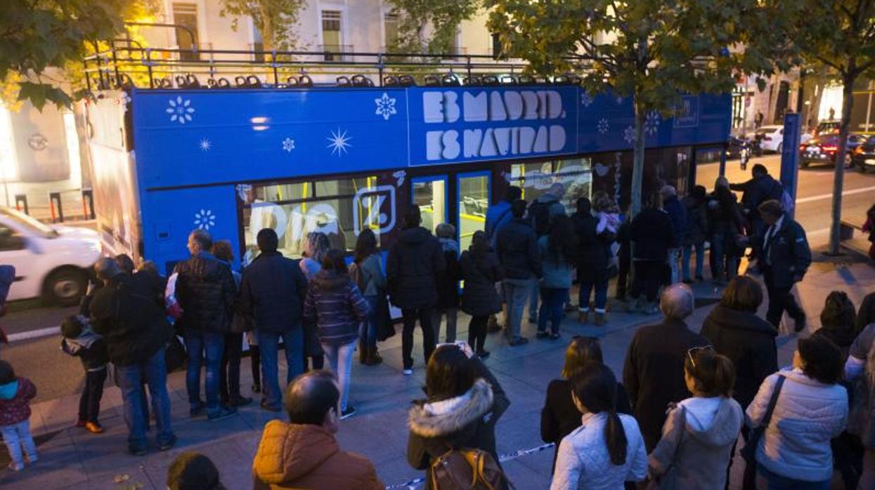 Ciudadanos haciendo cola para coger el bus especial de la Navidad