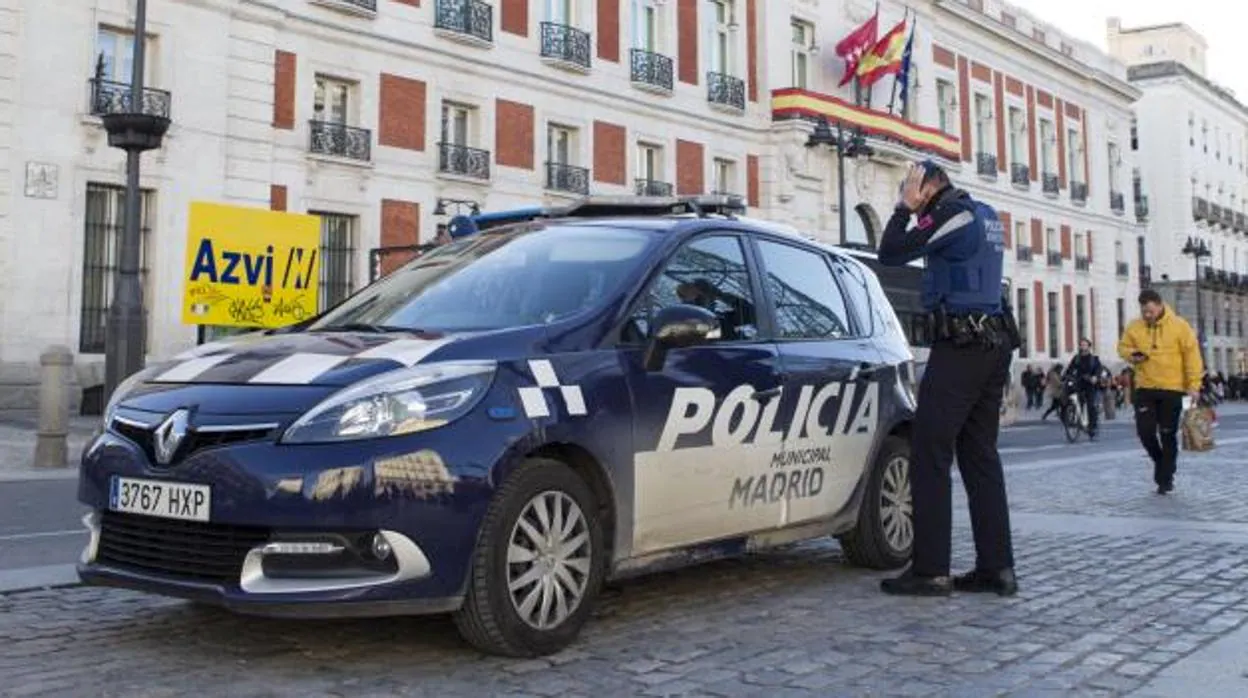 Una patrulla de la Policía Municipal, este lunes, en la Puerta del Sol