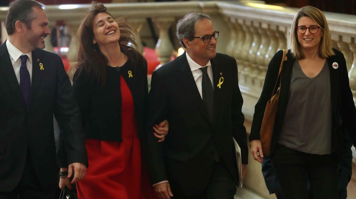 La consejera de Cultura, Laura Borràs, de la mano del presidente de la Generalitat, Quim Torra, en mayo