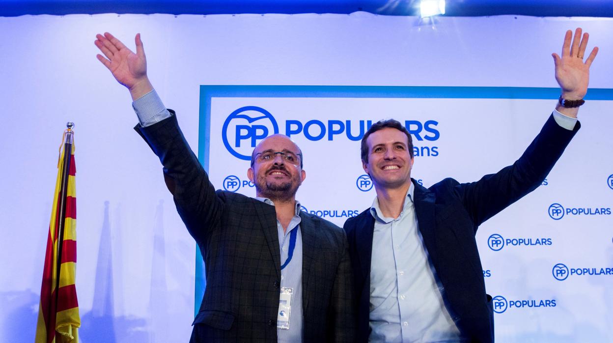 Alejandro Fernández y Pablo Casado en un acto de los populares catalanes en Sitges (Barcelona)