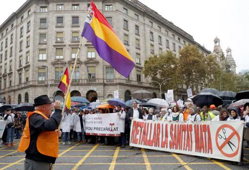 Cientos de médicos de atención primaria protestan ante la sede del Institut Català de Salut