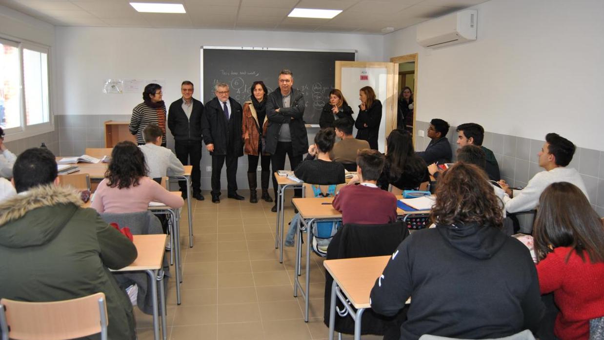 Ángel Felpeto, junto al alcalde de Bargas, Gustavo Figueroa, visitan una clase del instituto «Julio Verne»