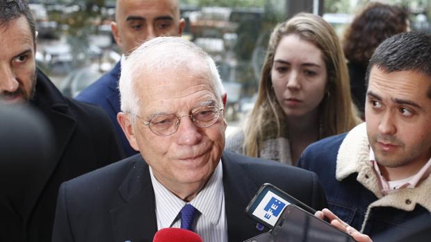 Podemos exige la dimisión de Borrell tras ser multado con 30.000 euros por la CNMV