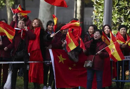 Vecinos de nacionalidad china, con la bandera de su país y la de España