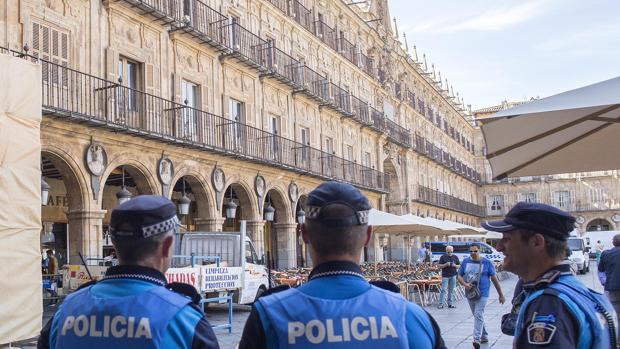 Irrumpe con su todoterreno en la Plaza Mayor de Salamanca y al arrestarle le incautan drogas y armas