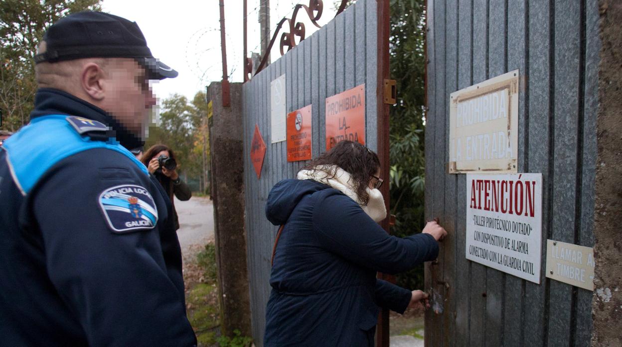 Entrada de los agentes a la pirotecnia de Tui