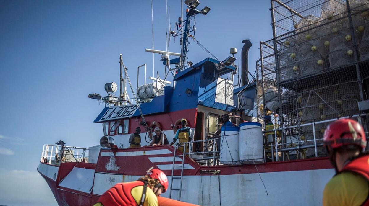 El pesquero español «Nuestra Señora de Loreto» pone rumbo al oeste para recibir ayuda del «Open Arms»