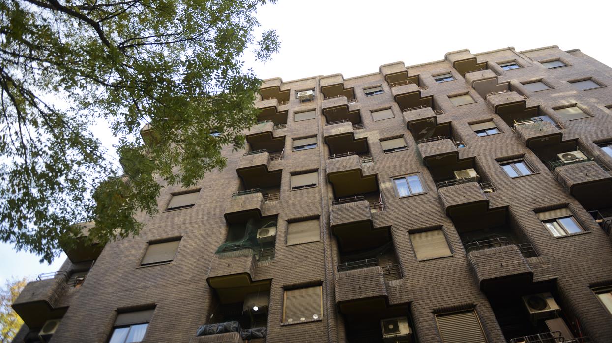 Fachada del edificio desde donde se precipitó la mujer el lunes