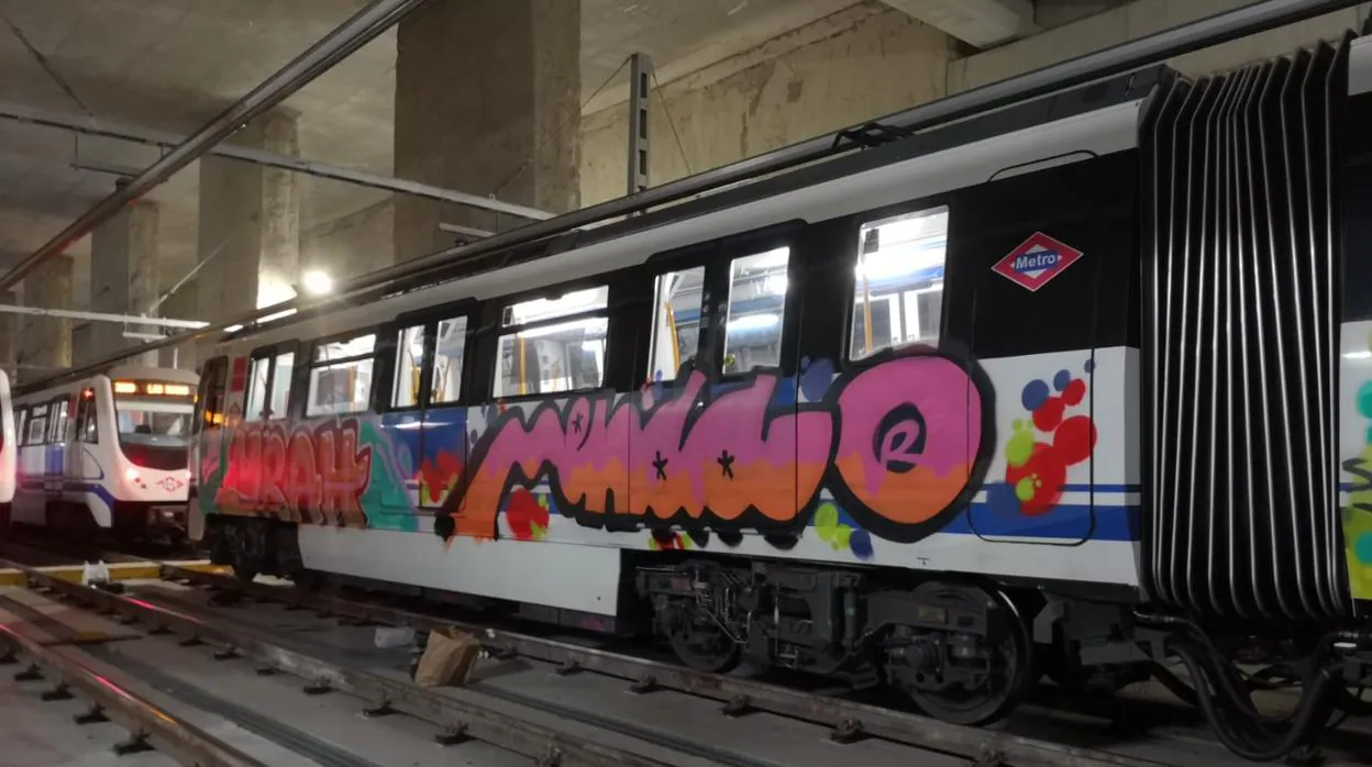 Uno de los vagones de Metro, con las pintadas de los grafiteros
