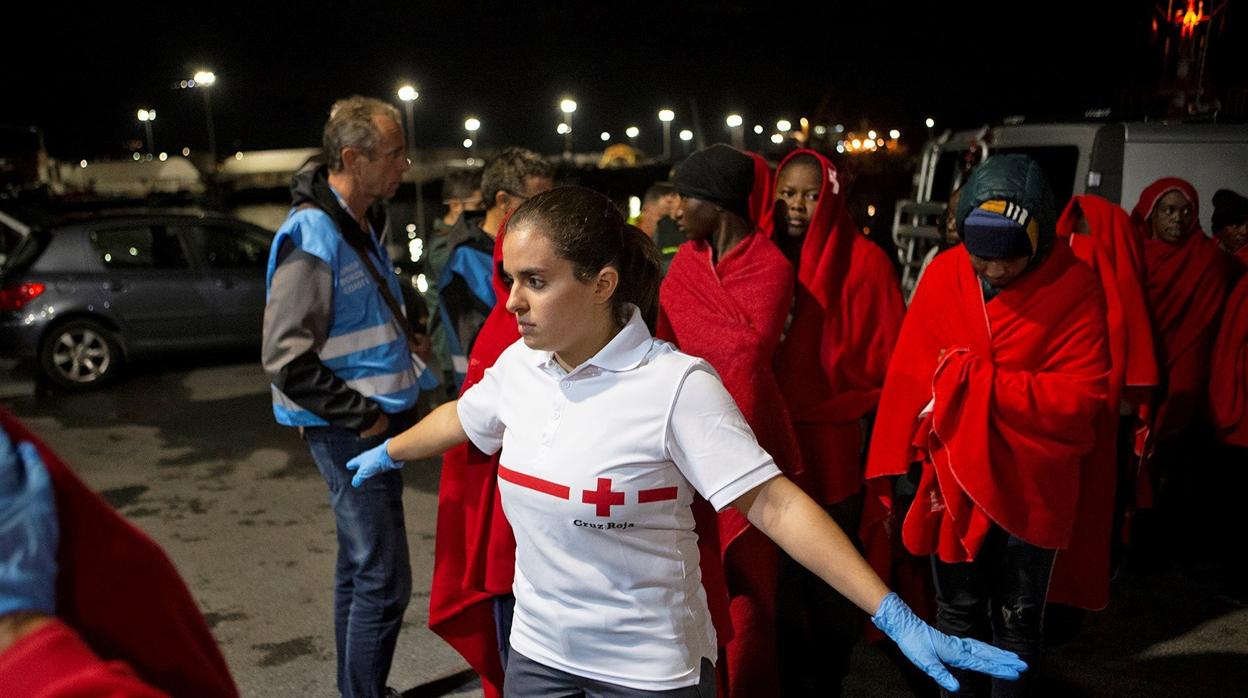 Llegada al puerto de Motril, en Granada, de decenas de inmigrantes que fueron rescatados por Salvamento Marítimo cuando navegaban en dos pateras el pasado día 22