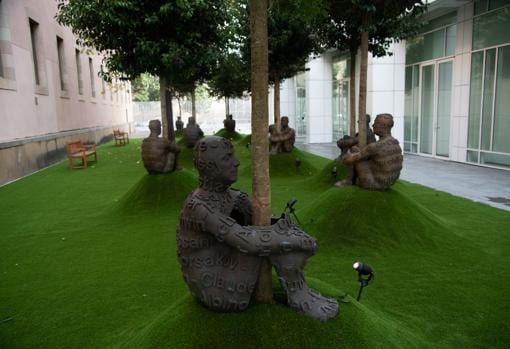 Esculturas de Plensa instaladas en el patio del Macba