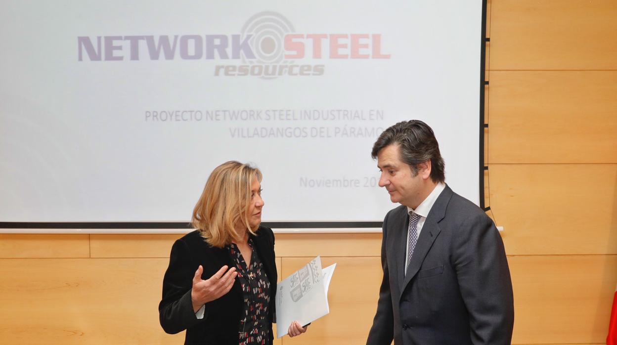 La consejera Pilar del Olmo y el presidente de Network Steel, Óscar Heckh