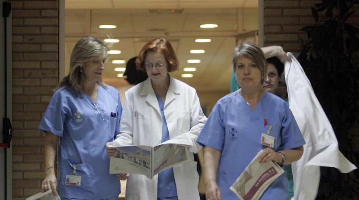 Personal sanitario en un centro hospitalario de Valencia