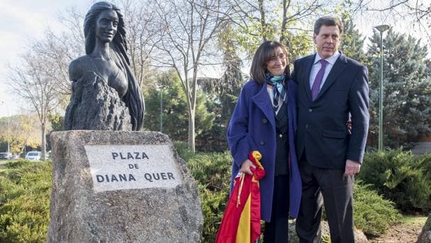 Una plaza y una escultura recuerdan a Diana Quer en Pozuelo, donde vivió