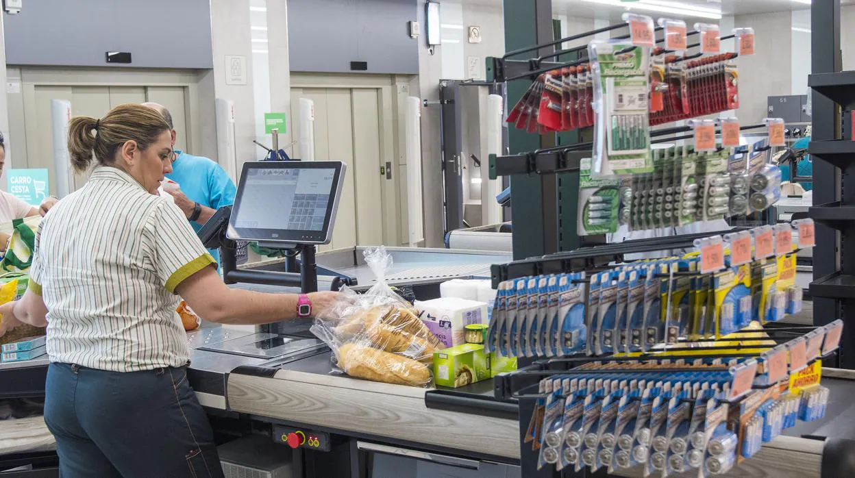 Imagen de una empleada de Mercadona en un supermercado de Sevilla
