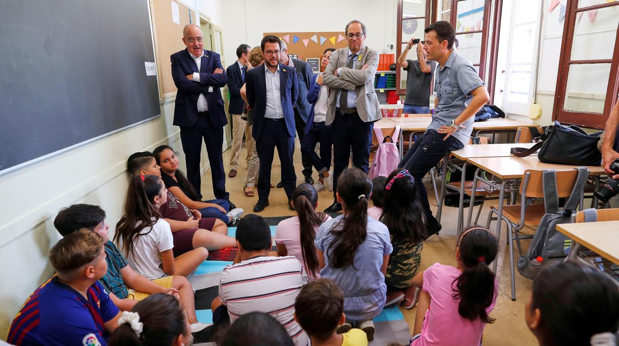 El «president» Torra, durante su vista a una escuela, acompañado por los consejeros Aragonés y Bargalló