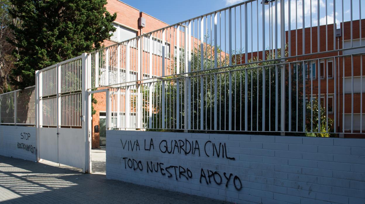 Pintada que apareció en la entrada al IES EL Palau de Sant Andreu de la Barca tras el 1-O