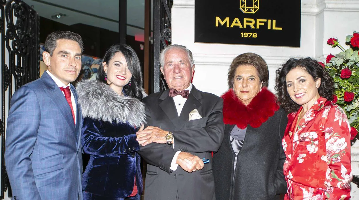 Manuel Marfil y Mª José Tallada, en el centro, con sus hijos Héctor, Paloma y Begoña Marfil