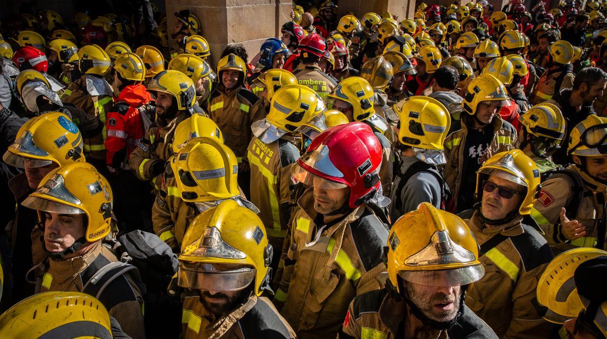 Concentración de sindicatos de Bomberos por sus condiciones laborales ante el Parlament