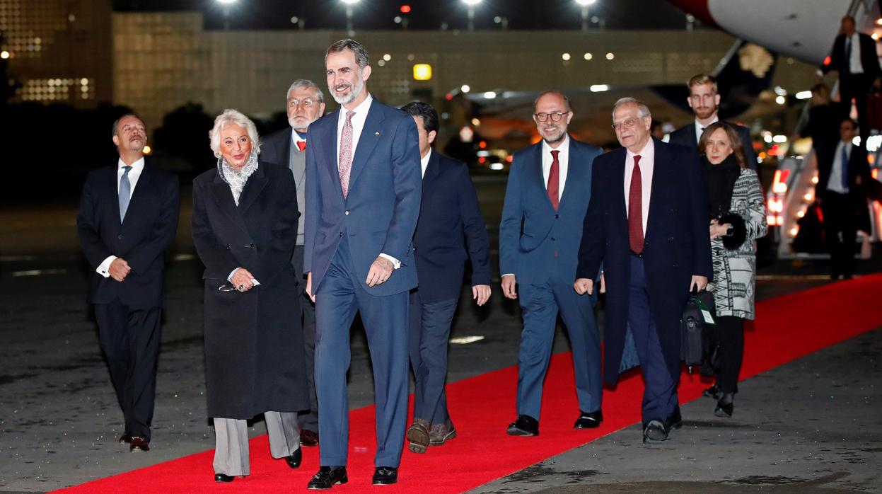 Don Felipe, a su llegada al aeropuerto de la Ciudad de México, acompañado por el ministro Borrell