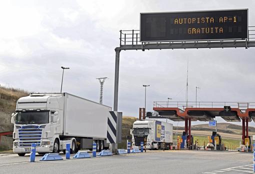 Camiones pasando por los carriles junto a las cabinas cerradas del peaje