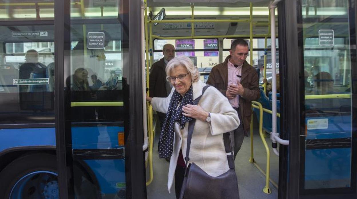 Carmena, bajando del autbús de la línea 74, ayer, para llegar a Callao