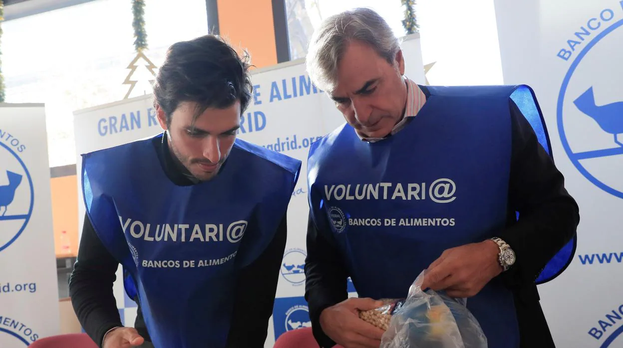 Carlos Sainz (dcha) y su hijo Carlos Sainz junior (izq.), colaborando con la Gran Recogida de Alimentos
