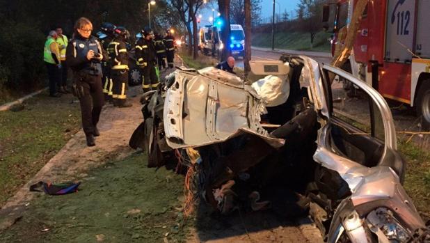 Un joven muere al chocar su coche contra un árbol en Madrid