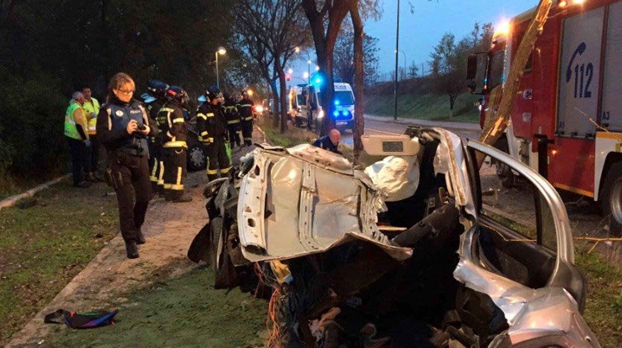 El automóvil quedó destrozado tras el impacto contra un árbol