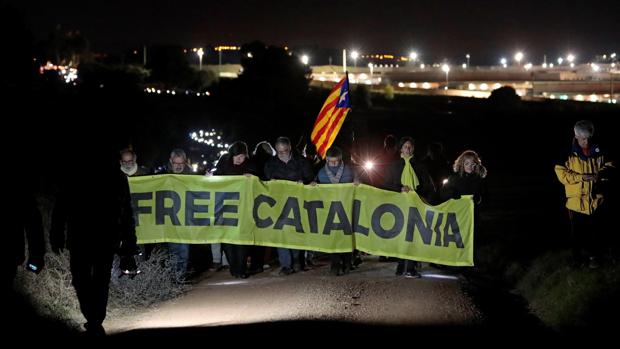 Cientos de personas rodean la cárcel de Lledoners para apoyar a Turull y Sànchez