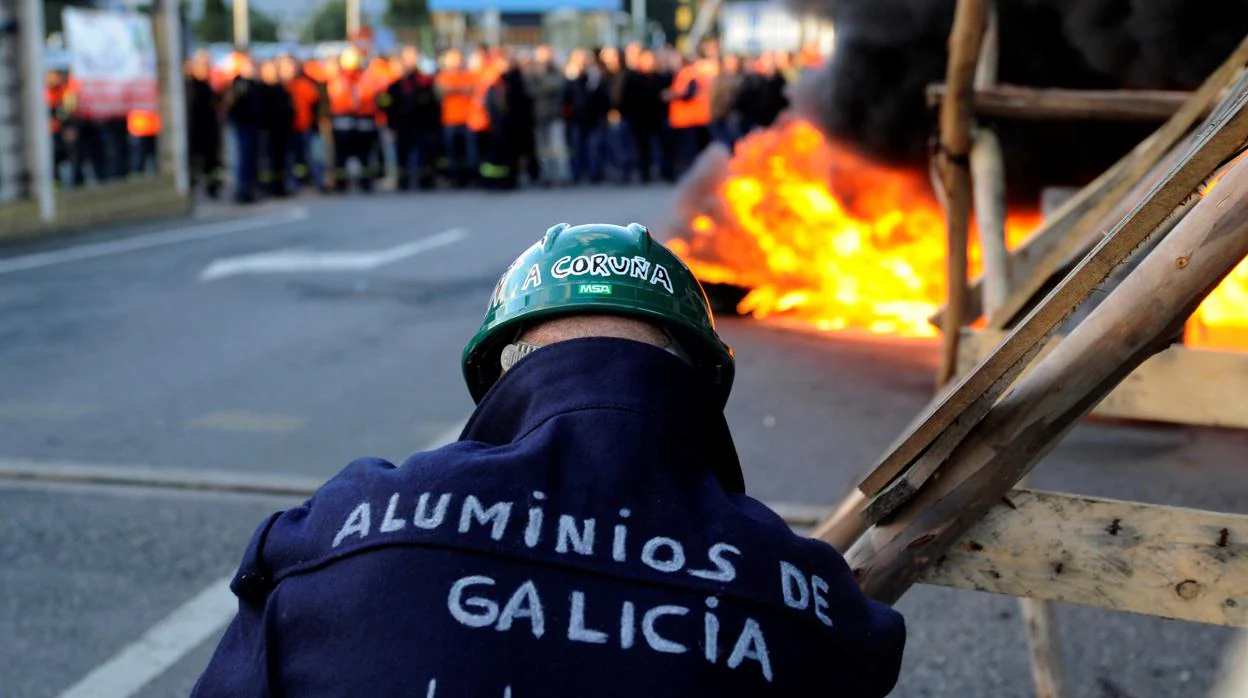 Protesta de los trabajadores en la planta de La Coruña