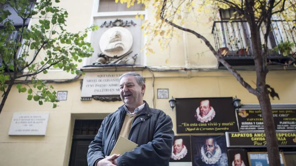 Pedro Arsuaga en la puerta del edificio que ocupa el solar en el que estuvo la casa de Cervantes