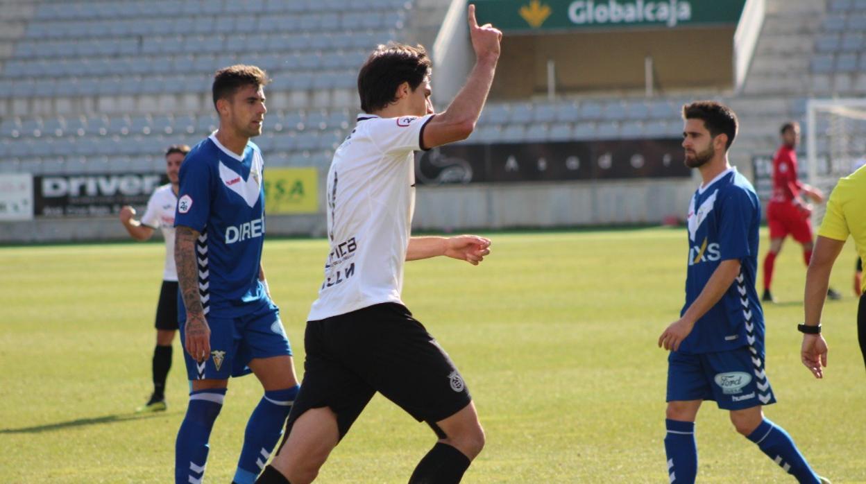 Jairo Cárcaba celebra el empate a uno ante el CF Badalona