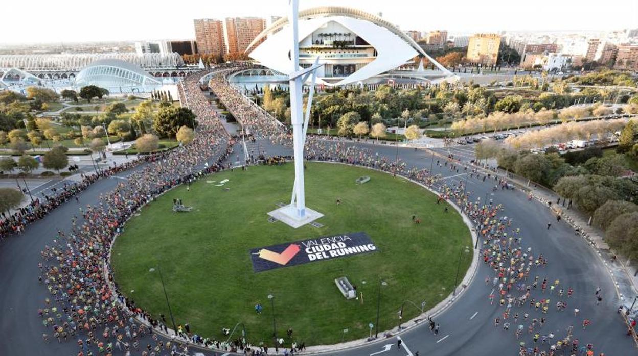 Vista aérea de corredores durante el maratón de este domingo en Valencia