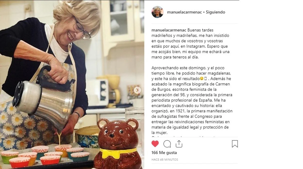 Manuela Carmena colgó este domingo esta instantánea suya preparando magdalenas