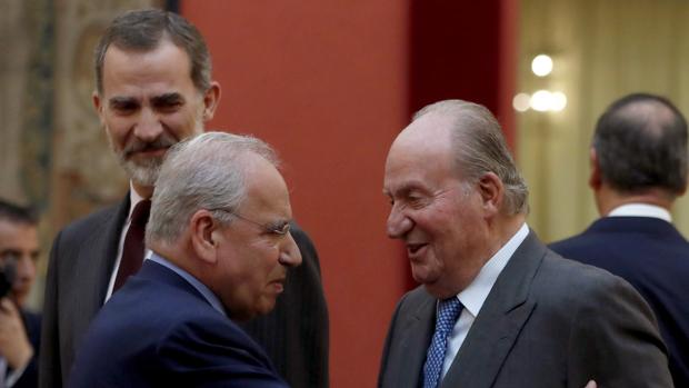 Don Juan Carlos reaparece junto a Felipe VI en un acto de la Constitución