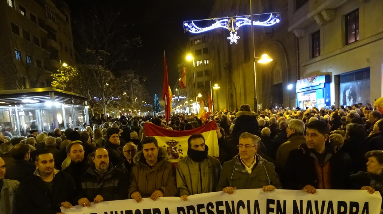 Cientos de personas reclaman en Pamplona la permanencia de la Guardia Civil en Navarra