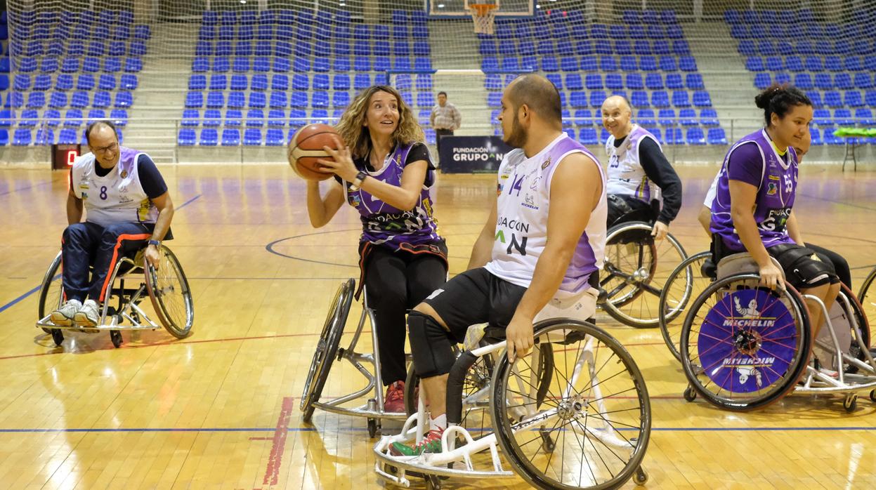 La consejera de Familia, Alicia García, y el vicepresidente primero de las Cortes, Ramiro Ruiz Medrano, participan en un partido de baloncesto en silla de ruedas en Valladolid