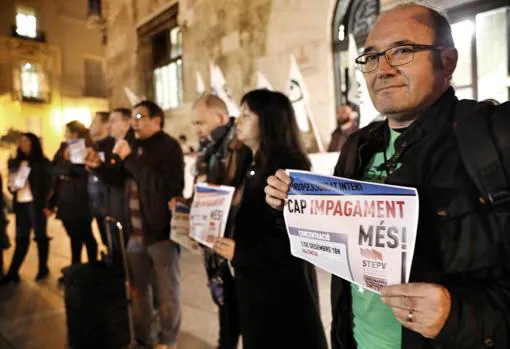Imagen de la protesta de los profesores ante el Palau de la Generalitat