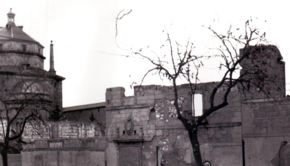 Aspecto del edificio de San Lázaro en 1965, destruido en 1936. Foto. Colección F. Villasante