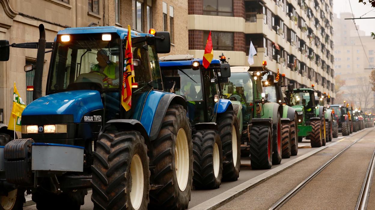 Los tractores, en su recorrido por el centro de Zaragoza