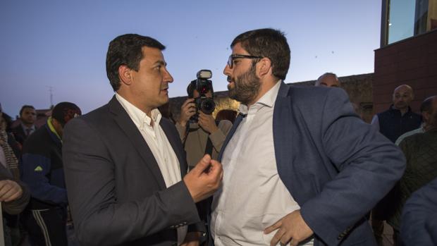 Los presidentes de la Diputación y el PP de Ávila salen ilesos de un accidente contra dos burros