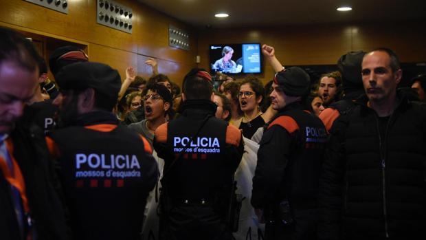 Medio centenar de estudiantes intenta boicotear el acto de Cs en el Liceo