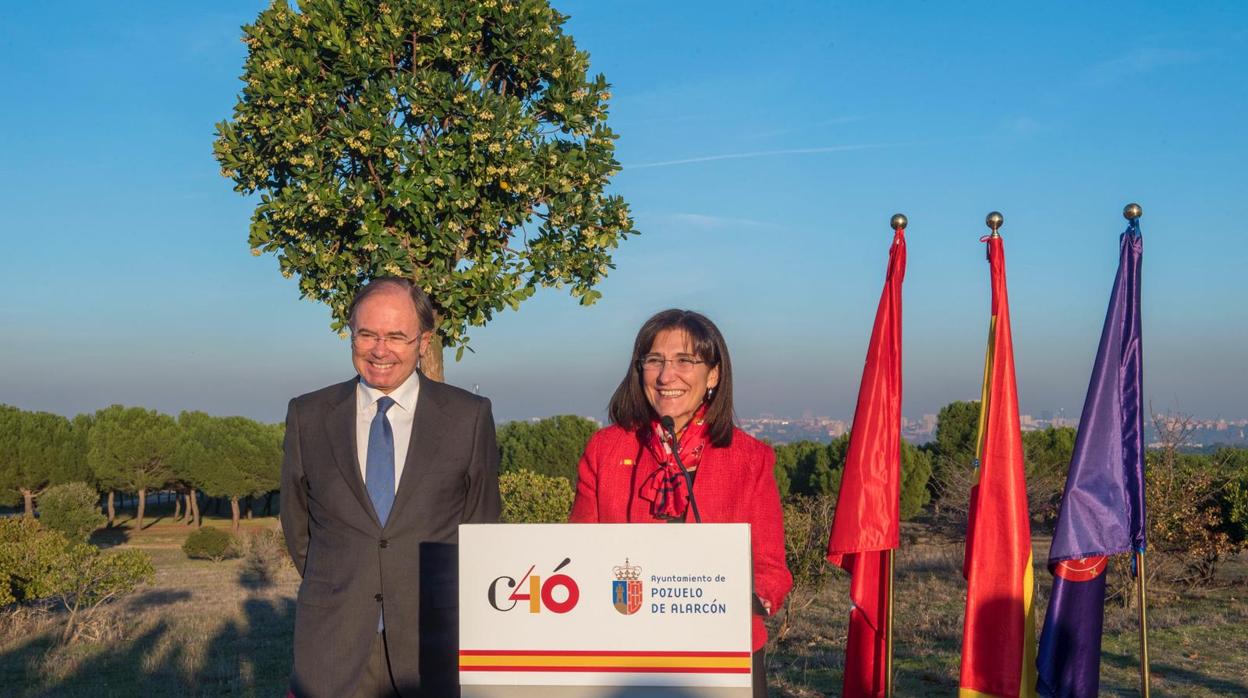 La alcaldesa, Susana Pérez Quislant, junto al presidente del Senado, Pío García Escudero